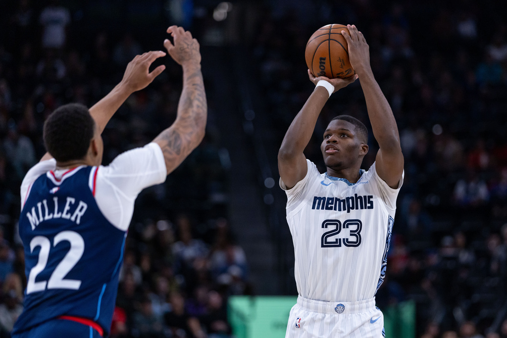 Memphis Grizzlies forward Cedric Coward (23) looks to shoot against Los Angeles Clippers guard Jordan Miller (22) during the first half of an NBA basketball game Monday, Dec. 15, 2025, in Inglewood, Calif. (AP Photo/Ethan Swope)