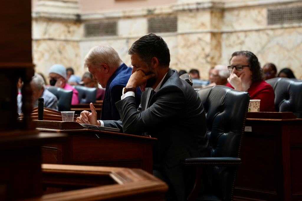 Maryland lawmakers deliberate in the House Chambers during a reading of a proposed constitutional amendment Tuesday, Aug. 4, 2026, in Annapolis, Md., that would allow a redrawn congressional map. (AP Photo/Mingson Lau)