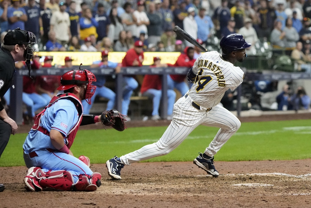 Milwaukee Brewers' Andruw Monasterio hits an RBI walk-off single during the 10th inning of a baseball game =ax-=Saturday, Sept. 13, 2025, in Milwaukee. (AP Photo/Morry Gash)