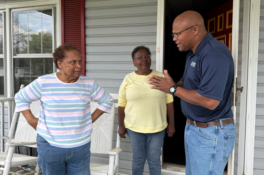 Democratic House candidate Shawn Harris talks with voters in Rome, Ga., on Thursday, March 26, 2026. (AP Photo/Charlotte Kramon)