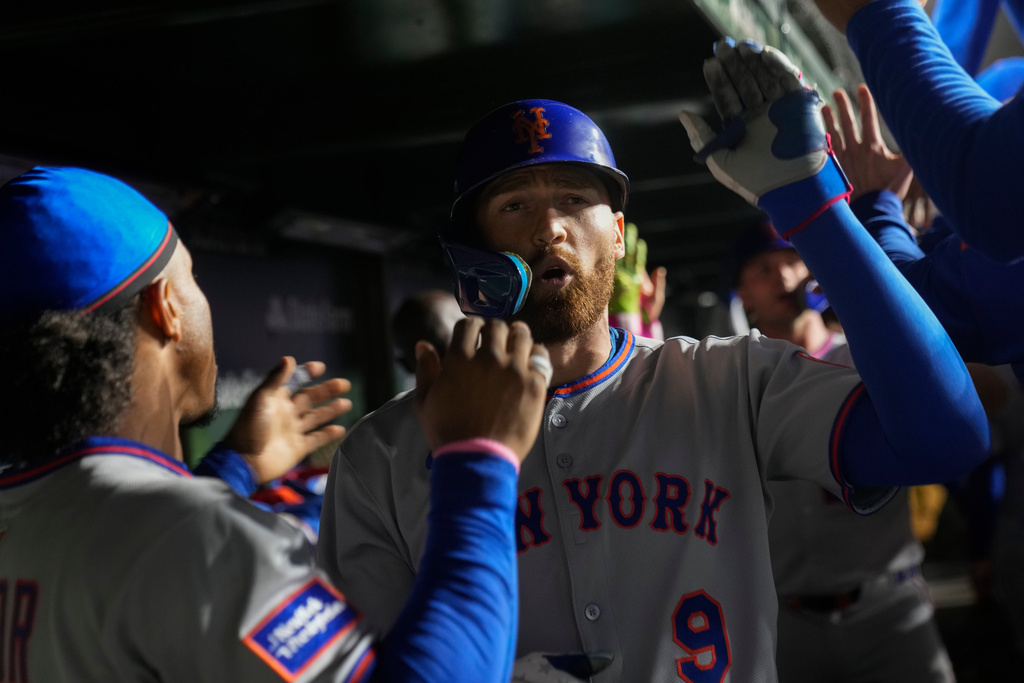 New York Mets' Brandon Nimmo (9) celebrates his three-run home run during the fifth inning of a baseball game against the Chicago Cubs, Tuesday, Sept. 23, 2025, in Chicago. (AP Photo/Erin Hooley)