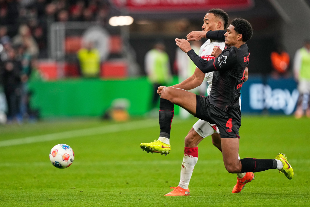 Leverkusen's Jarell Quansah, right, challenges for the ball with Stuttgart's Jamie Leweling during the German Bundesliga soccer match between Bayer 04 Leverkusen and VfB Stuttgart in Leverkusen, Germany, Saturday, Jan. 10, 2026. (AP Photo/Martin Meissner)