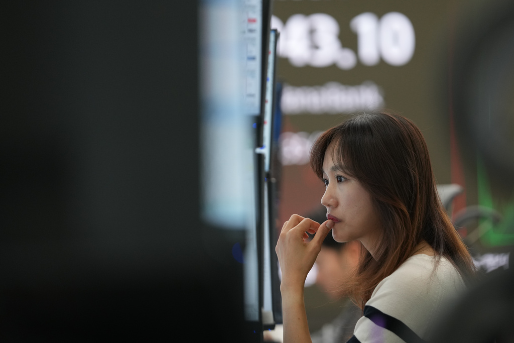 A dealer watches computer monitors at a dealing room of Hana Bank in Seoul, South Korea, Friday, Nov. 7, 2025. (AP Photo/Lee Jin-man)