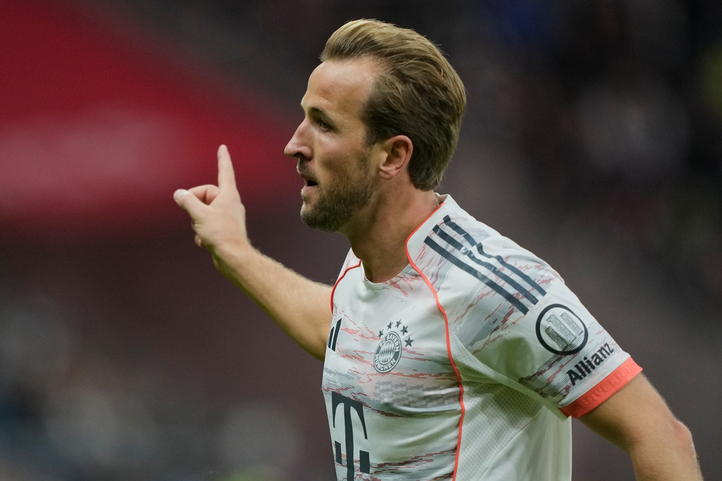 Bayern's Harry Kane celebrates after scoring his side's second goal during the Bundesliga soccer match between Eintracht Frankfurt and FC Bayern Munich in Frankfurt, Germany, Saturday, Oct. 4, 2025. (AP Photo/Michael Probst)
