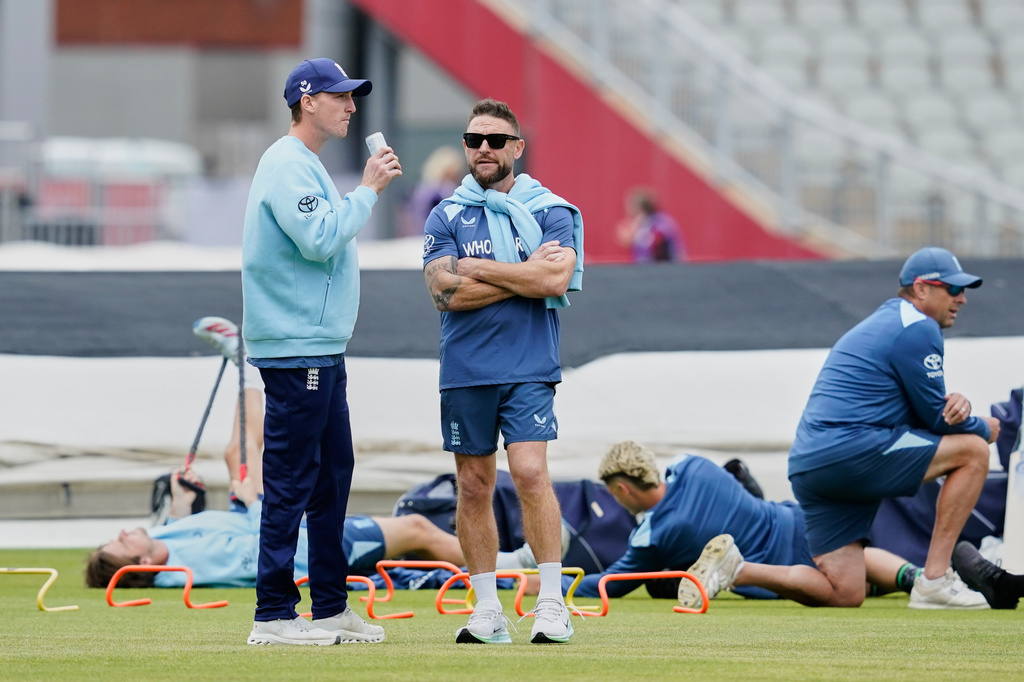 England coach Brendon McCullum, right, chats with England's captain Harry Brook during warmup session before the start of the second T20 cricket match between England and India in Manchester, England, Saturday, July 4, 2026. (AP Photo/Dave Thompson)