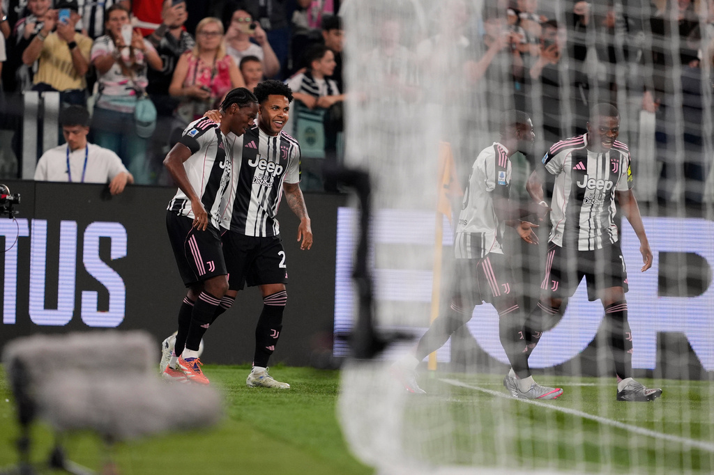 Juventus' Jonathan David, left, celebrates after scoring a goal during the Serie A soccer match between Juventus Fc and Bologna, in Turin, Italy, Sunday, April 19, 2026. (Fabio Ferrari/LaPresse via AP)
