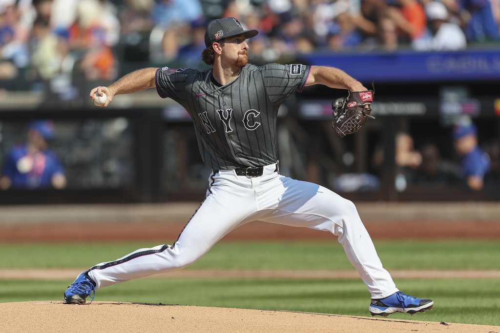 New York Mets pitcher Nolan McLean throws during the first inning of a baseball game against the Seattle Mariners, Saturday, Aug. 16, 2025, in New York. (AP Photo/Heather Khalifa)