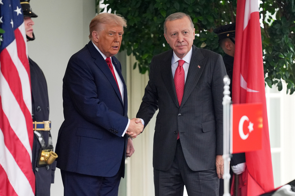 President Donald Trump, left, greets Turkish President Recep Tayyip Erdogan at the White House, Thursday, Sept. 25, 2025, in Washington. (AP Photo/Evan Vucci)