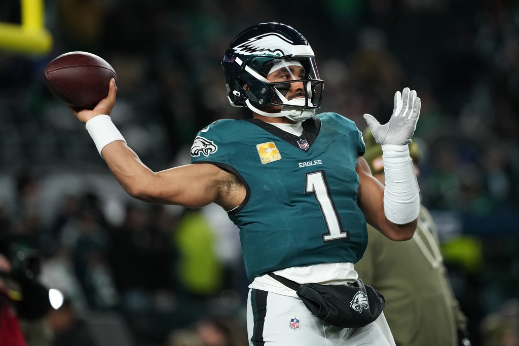 Philadelphia Eagles quarterback Jalen Hurts warms up before an NFL football game against the Detroit Lions on Sunday, Nov. 16, 2025, in Philadelphia. (AP Photo/Matt Slocum)
