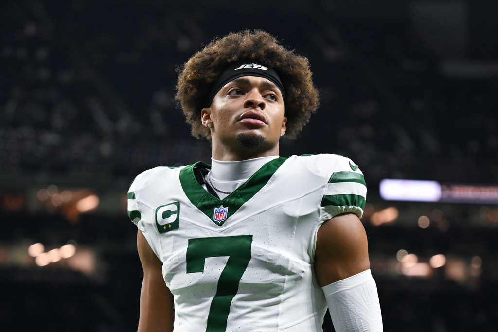 FILE - New York Jets quarterback Justin Fields warms up before an NFL football game against the New Orleans Saints on Dec. 21, 2025, in New Orleans. (AP Photo/Ella Hall, File)