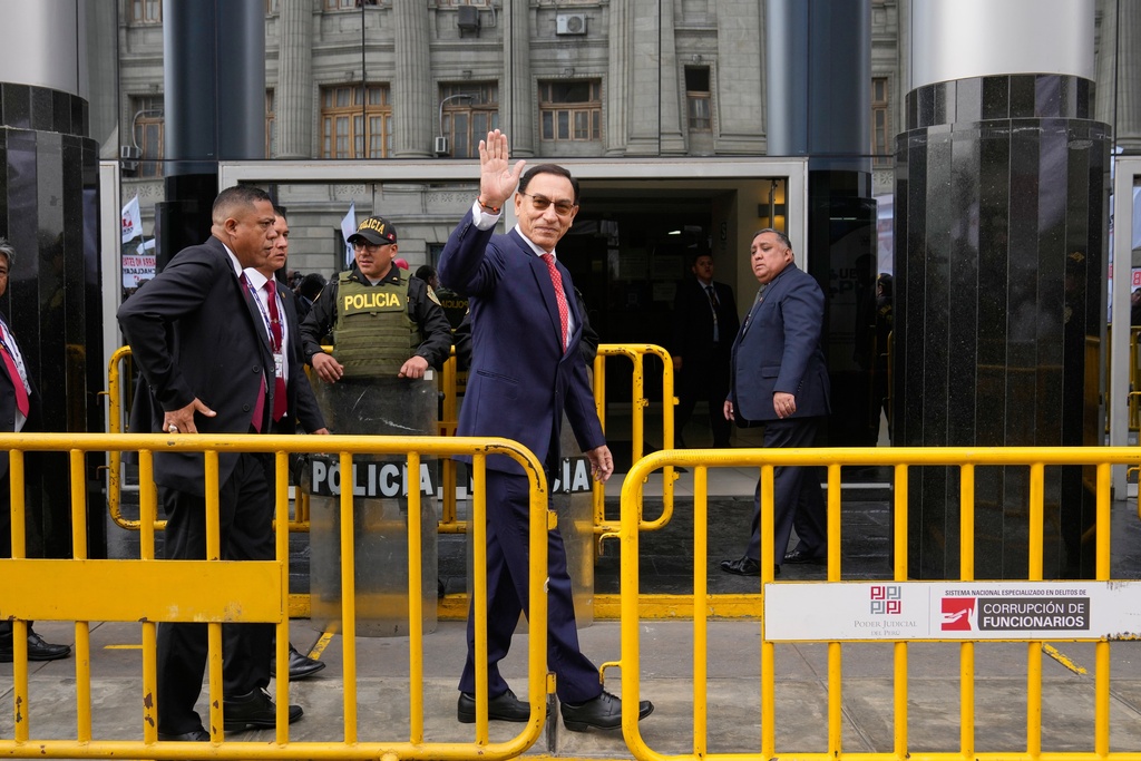 Former President Martin Vizcarra, who faces corruption charges, waves as he arrives for a sentence hearing, in Lima, Peru, Wednesday, Nov. 26, 2025. (AP Photo/Martin Mejia)