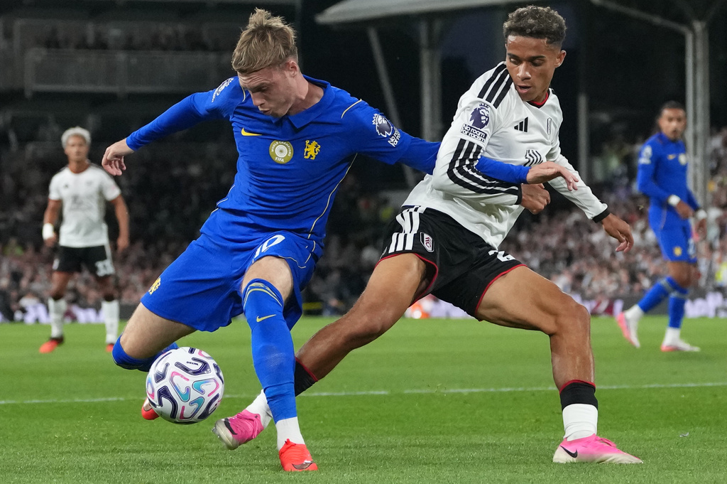 Chelsea's Cole Palmer, left, and Fulham's Josh King fight for the ball during the English Premier League soccer match between Fulham and Chelsea in London, Monday, Aug. 24, 2026. (AP Photo/Kirsty Wigglesworth)