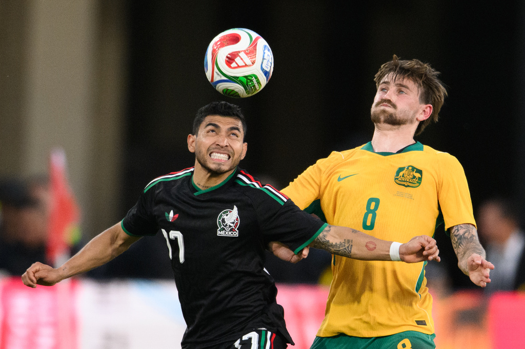 Mexico midfielder Orbelín Pineda, left, wins a header against Australia midfielder Connor Metcalfe, right, during the first half of an international friendly soccer match Saturday, May 30, 2026, in Pasadena, Calif. (AP Photo/Kyusung Gong)
