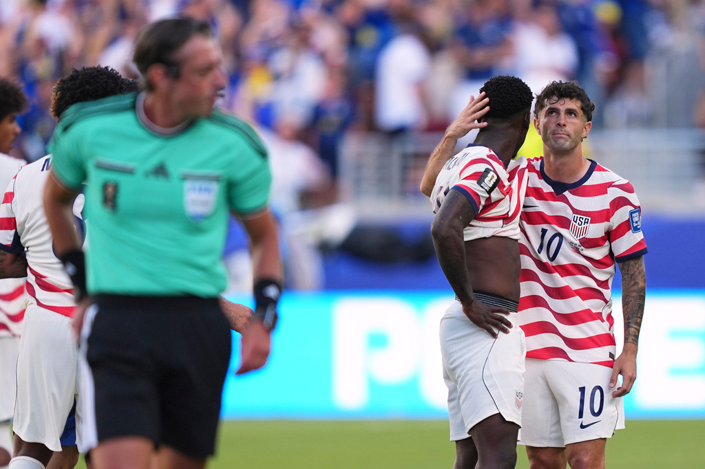 United States' Folarin Balogun, center, gets a hug from United States' Christian Pulisic (10) after being issued a red card by Referee Raphael Claus, of Brazil, during the World Cup round of 32 soccer match between the United States and Bosnia in Santa Clara, Calif., near San Francisco, Wednesday, July 1, 2026. (AP Photo/Martin Meissner)