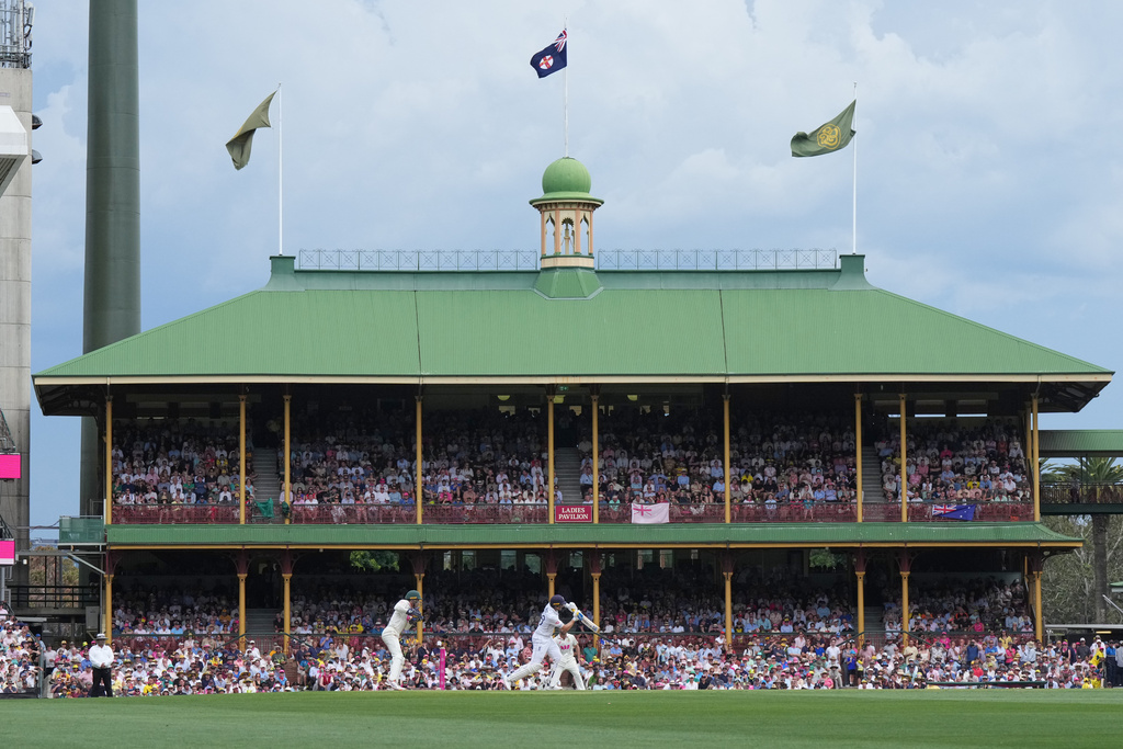 England's Joe Root bats during play on day one of the fifth and final Ashes cricket test between England and Australia in Sydney, Sunday, Jan. 4, 2026. (AP Photo/Mark Baker)