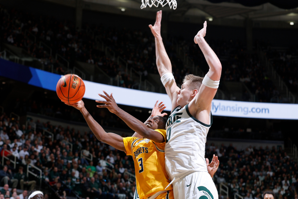 Toledo guard Sonny Wilson (3), left, shoots against Michigan State forward Jaxon Kohler (0) during the first half of an NCAA college basketball game, Tuesday, Dec. 16, 2025, in East Lansing, Mich. (AP Photo/Al Goldis)