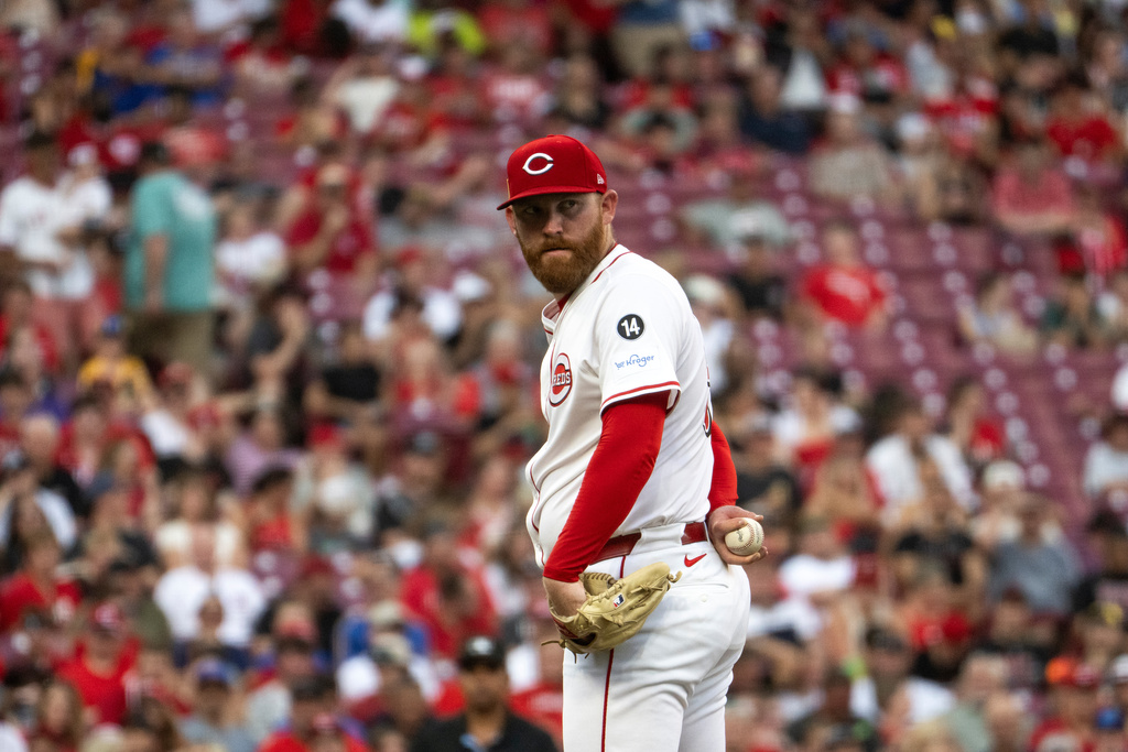 Cincinnati Reds pitcher Zack Littell looks towards first base in the third inning of a baseball game against the Milwaukee Brewers, Saturday, Aug. 16, 2025, in Cincinnati. (AP Photo/Michael Swensen)