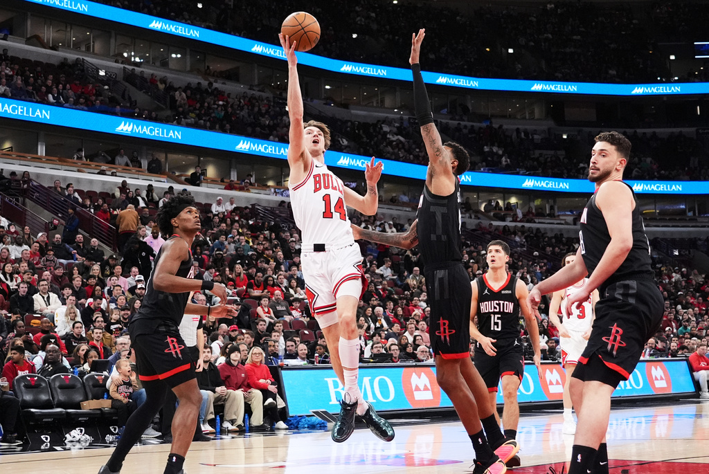 Chicago Bulls forward Matas Buzelis (14) drives to the basket against Houston Rockets forward Jabari Smith Jr., center right, during the first half of an NBA basketball game in Chicago, Monday, March 23, 2026. (AP Photo/Nam Y. Huh)