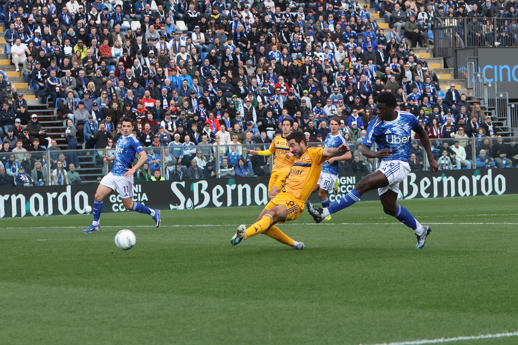 Como's Assane Diao, right, scores their side's first goal of the game during the Serie A soccer match between Como and Pisa in Como, Italy, Sunday March 22, 2026. (Antonio Saia/LaPresse via AP)