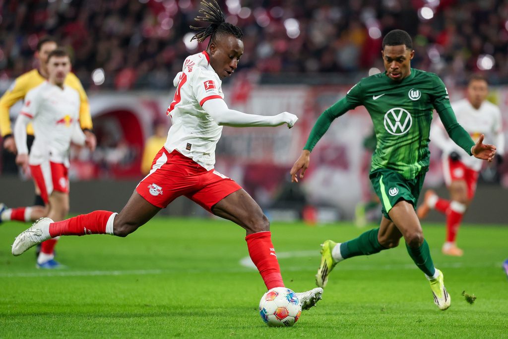 Leipzig's Yan Diomandé, left, and Wolfsburg's Jeanuel Belocian duiring the Bundesliga soccer match between RB Leipzig and VfL Wolfsburg in Leipzig, Germany, Sunday Feb. 15, 2026. (Jan Woitas/dpa via AP)