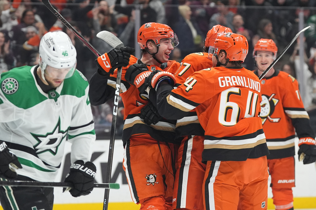 Anaheim Ducks right wing Beckett Sennecke, center, celebrates his goal with teammates during the third period of an NHL hockey game against the Dallas Stars Tuesday, Jan. 13, 2026, in Anaheim, Calif. (AP Photo/Gregory Bull)
