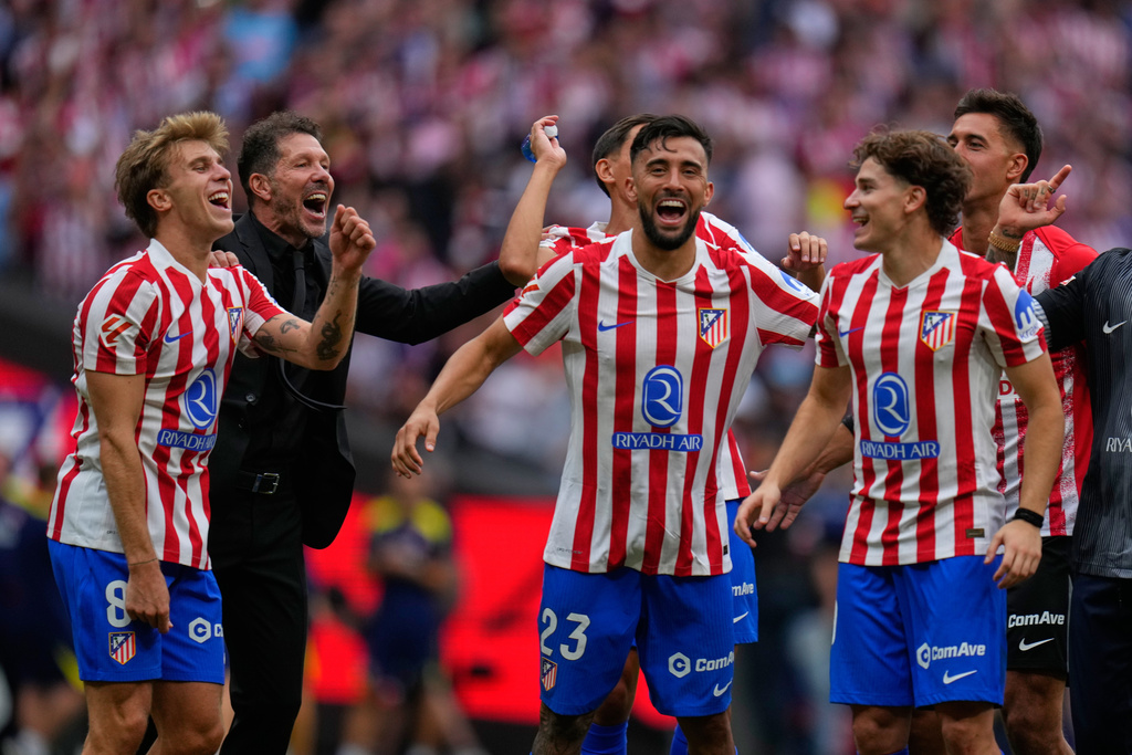 Atletico Madrid players celebrate at the end of the Spanish La Liga soccer match between Atletico Madrid and Real Madrid at Metropolitano stadium, in Madrid, Spain, Saturday, Sept. 27, 2025. (AP Photo/Manu Fernandez)