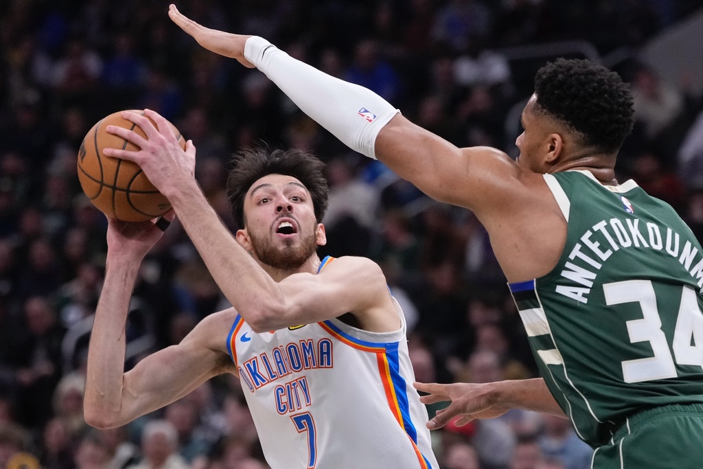 Oklahoma City Thunder's Chet Holmgren looks to shoot past Milwaukee Bucks' Giannis Antetokounmpo during the first half of an NBA basketball game Wednesday, Jan. 21, 2026, in Milwaukee. (AP Photo/Morry Gash)