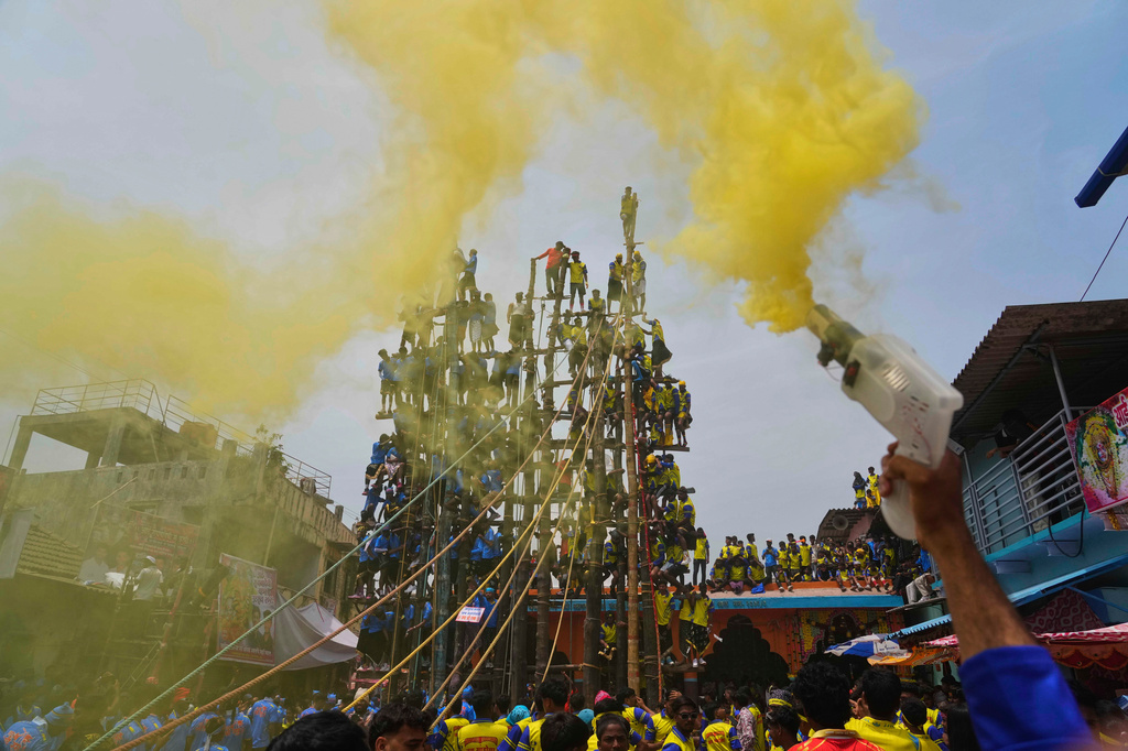 Members of the Agri-Koli community erect ceremonial bamboo poles in a centuries-old annual tradition honoring the local goddess Raiba Devi, in Rave village near Mumbai, India, Friday, April 17, 2026. (AP Photo/Rafiq Maqbool)