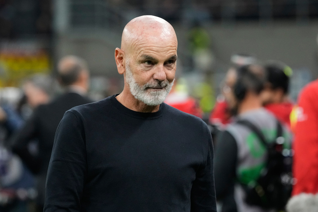Fiorentina's head coach Stefano Pioli enters to the pitch prior to a Serie A soccer match between AC Milan and Fiorentina, in Milan, Italy, Sunday, Oct. 19, 2025. (AP Photo/Luca Bruno)