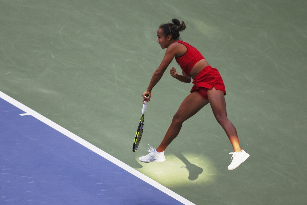 Leylah Fernandez, of Canada, serves with partner Venus Williams, of the United States, during a third-round doubles match of the U.S. Open tennis championships, Monday, Sept. 1, 2025, in New York. (AP Photo/Heather Khalifa)