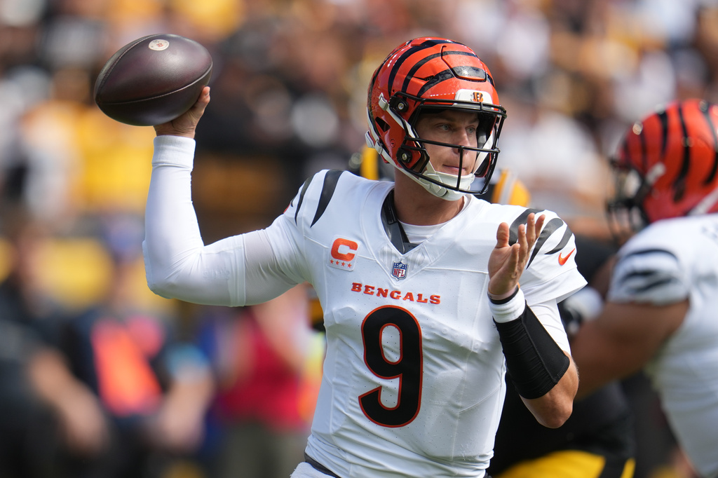 Cincinnati Bengals quarterback Joe Burrow throws a pass during the first half of an NFL football game against the Pittsburgh Steelers in Pittsburgh, Sunday, Sept. 27, 2026. (AP Photo/Gene J. Puskar)