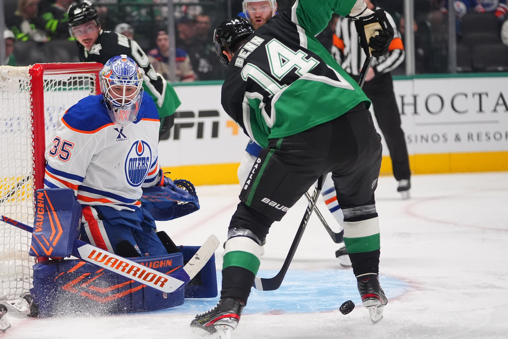 Dallas Stars left wing Jamie Benn (14) scores a goal against Edmonton Oilers goaltender Tristan Jarry (35) during the first period of an NHL hockey game, Thursday, March 12, 2026, in Dallas. (AP Photo/LM Otero)
