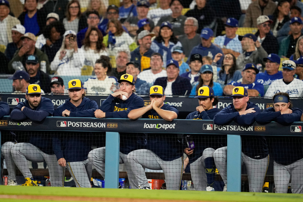 Members of the Milwaukee Brewers watch during the eighth inning in Game 4 of baseball's National League Championship Series against the Los Angeles Dodgers, Friday, Oct. 17, 2025, in Los Angeles. (AP Photo/Ashley Landis)