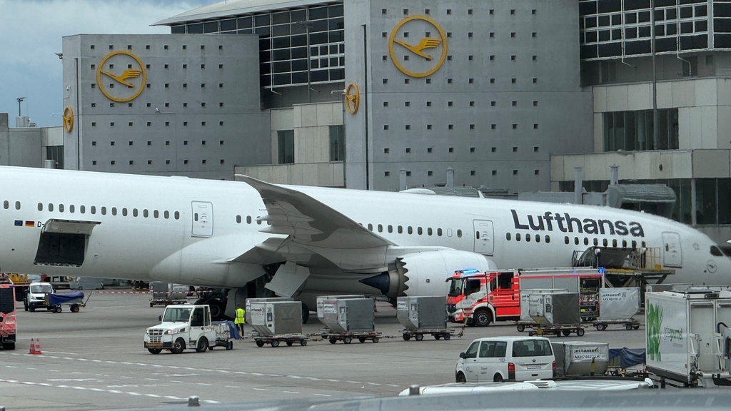 A Lufthansa "Dreamliner " aircraft lies on its nose in front of a terminal at Frankfurt Airport after the nose landing gear collapsed on Thursday, June 4, 2026 in Frankfurt, Germany, (Mike Seeboth/dpa via AP)