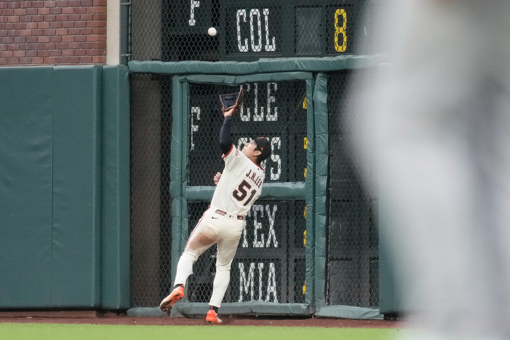 San Francisco Giants right fielder Jung Hoo Lee catches a fly out hit by Athletics' Shea Langeliers during the fourth inning of a baseball game Wednesday, June 24, 2026, in San Francisco. (AP Photo/Jeff Chiu)