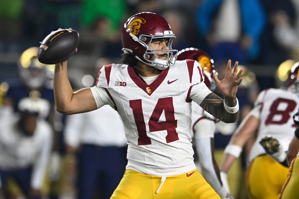 Southern California quarterback Jayden Maiava prepares to throw during the first quarter of an NCAA college football game against Notre Dame, Saturday, Oct. 18, 2025, in South Bend, Ind. (AP Photo/Paul Beaty)