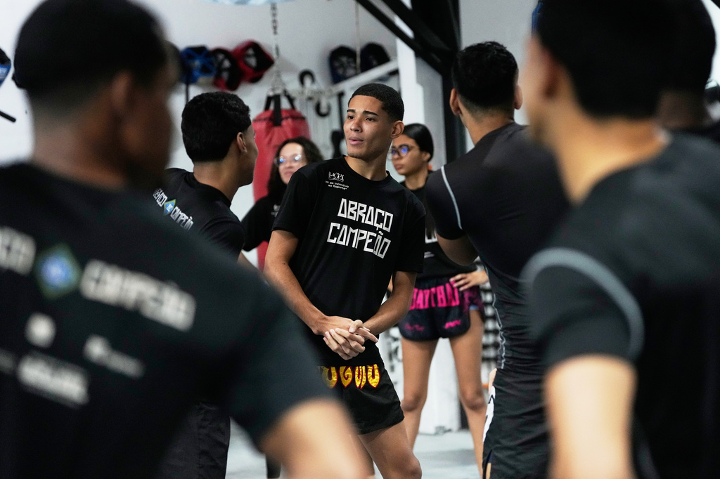 Youth attend a martial arts class at Abraco Campeao, or Embrace Champions, an academy that offers free boxing, jiu-jitsu, Muay Thai and capoeira classes, as well as educational talks on topics ranging from environmental issues to relationships, in the Complexo de Alemao favela in Rio de Janeiro, Wednesday, Sept. 16, 2026. (AP Photo/Silvia Izquierdo)