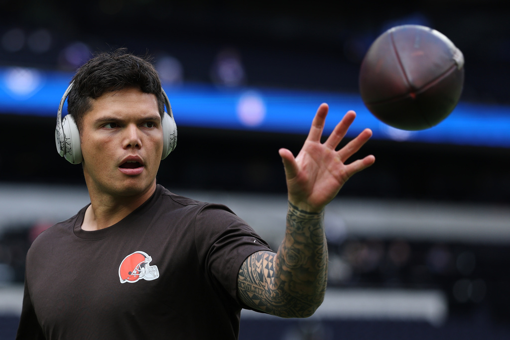 Cleveland Browns quarterback Dillon Gabriel (8) practices ahead of the NFL game between Minnesota Vikings and Cleveland Browns at the Tottenham Hotspur stadium in London, Sunday, Oct. 5, 2025. (AP Photo/Ian Walton)