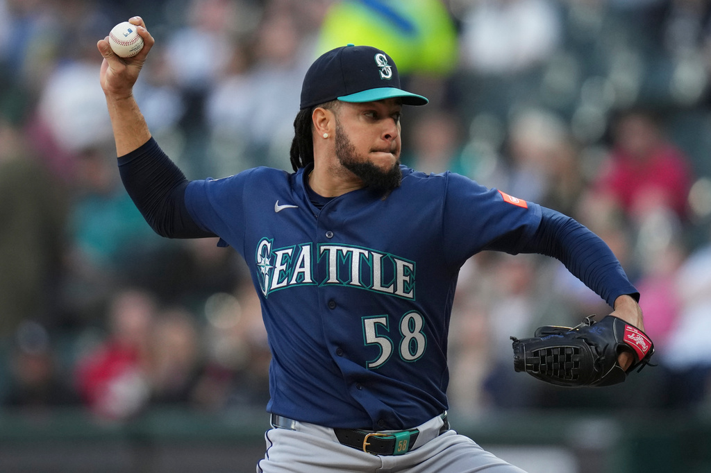 Seattle Mariners starting pitcher Luis Castillo throws against the Chicago White Sox during the first inning of a baseball game, Saturday, May 9, 2026, in Chicago. (AP Photo/Erin Hooley)