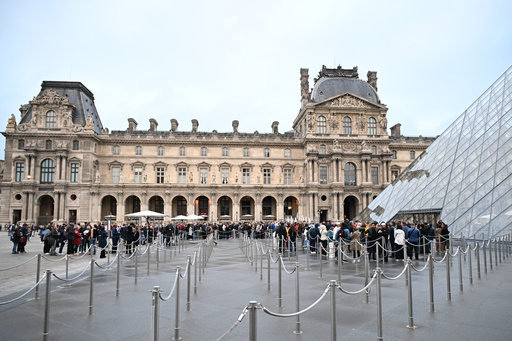 People queue outside the Louvre museum in Paris on Monday, Oct. 20, 2025, although it remains closed for the day after Sunday's jewels robbery. (AP Photo/Emma Da Silva) People queue outside the Louvre museum in Paris on Monday, Oct. 20, 2025, although it remains closed for the day after Sunday's jewels robbery. (AP Photo/Emma Da Silva)