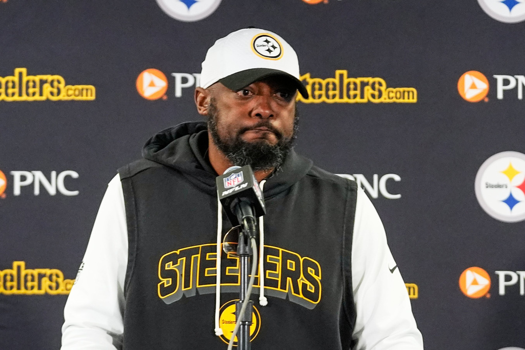Pittsburgh Steelers head coach Mike Tomlin meets with reporters following an NFL football game against the Chicago Bears, Sunday, Nov. 23, 2025, in Chicago. (AP Photo/Erin Hooley)