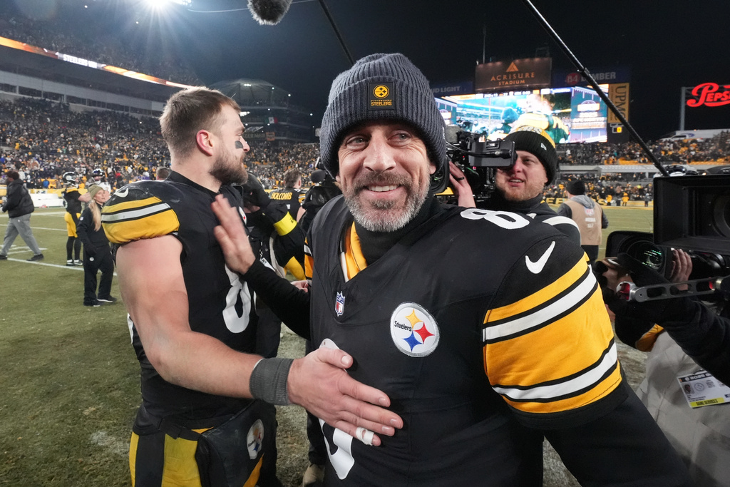Pittsburgh Steelers quarterback Aaron Rodgers (8) greets tight end Pat Freiermuth (88) after an NFL football game against the Baltimore Ravens, Sunday, Jan. 4, 2026, in Pittsburgh. (AP Photo/Gene J. Puskar)