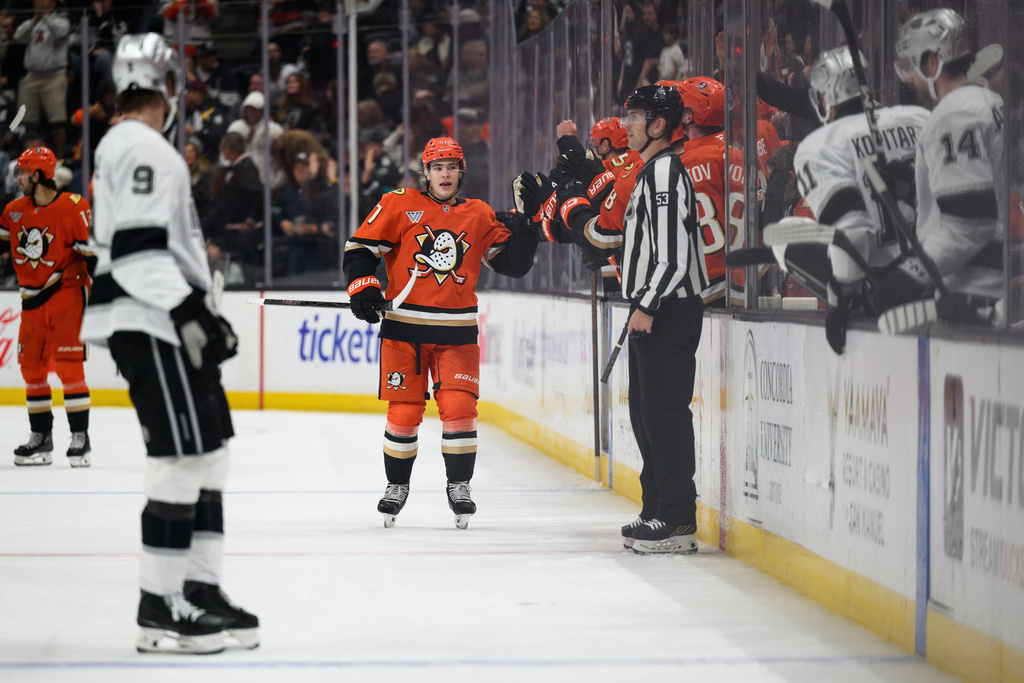 Anaheim Ducks defenseman Olen Zellweger, center, greets teammates after scoring during the second period of an NHL hockey game against the Los Angeles Kings, Friday, Nov. 28, 2025, in Anaheim, Calif. (AP Photo/William Liang)-----