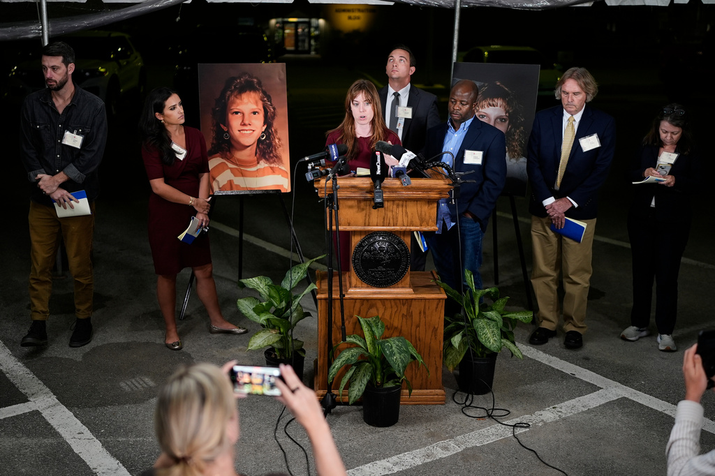Media witnesses recount the moments before the execution of Christa Pike was halted Wednesday, Sept. 30, 2026, in Nashville, Tenn. (AP Photo/George Walker IV)