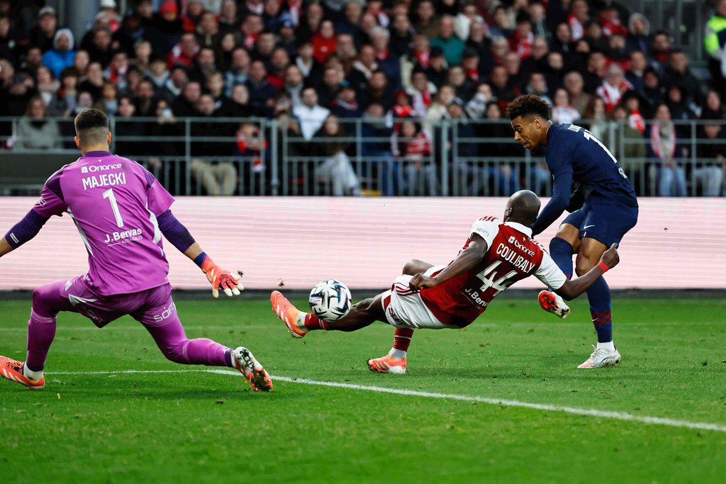 PSG's Desire Doue, right, attempts a goal during the French League One soccer match between Brest and Paris Saint Germain in Brest, France, Saturday, Oct. 25, 2025. (AP Photo/Jeremias Gonzalez)