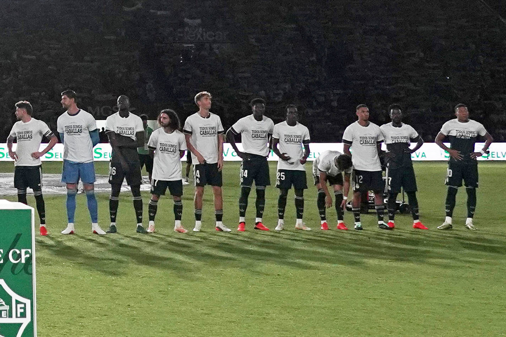 Real Madrid's players line up for the Spanish La Liga soccer match between Elche and Real Madrid in Elche, Spain, Tuesday, Sept. 15, 2026. (AP Photo/Alberto Saiz)