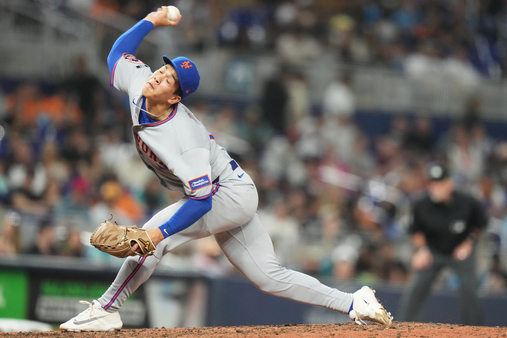 New York Mets relief pitcher Jonah Tong throws during the sixth inning of a baseball game against the Miami Marlins, Friday, May 22, 2026, in Miami. (AP Photo/Lynne Sladky)