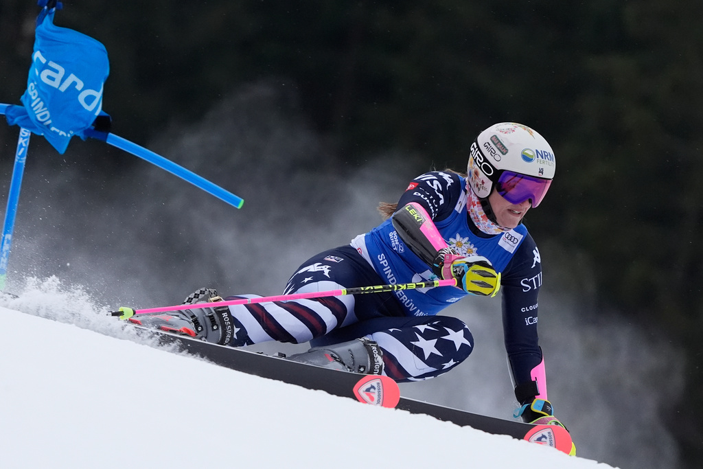 United States' Paula Moltzan speeds down the course during a women's World Cup giant slalom, in Spindleruv Mlyn, Czech Republic, Saturday, Jan. 24, 2026. (AP Photo/Giovanni Auletta)
