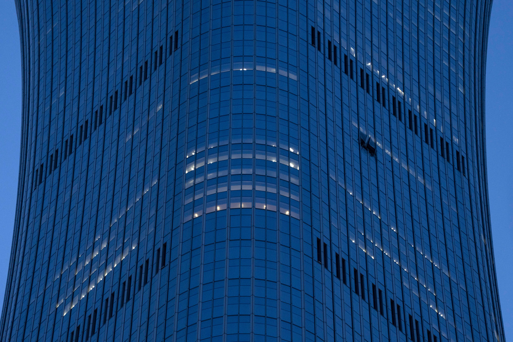 The surface of the Citic Tower also known as Zun Tower is damaged in Beijing, Cina, Friday, June 26, 2026. (AP Photo/Han Guan Ng) ///