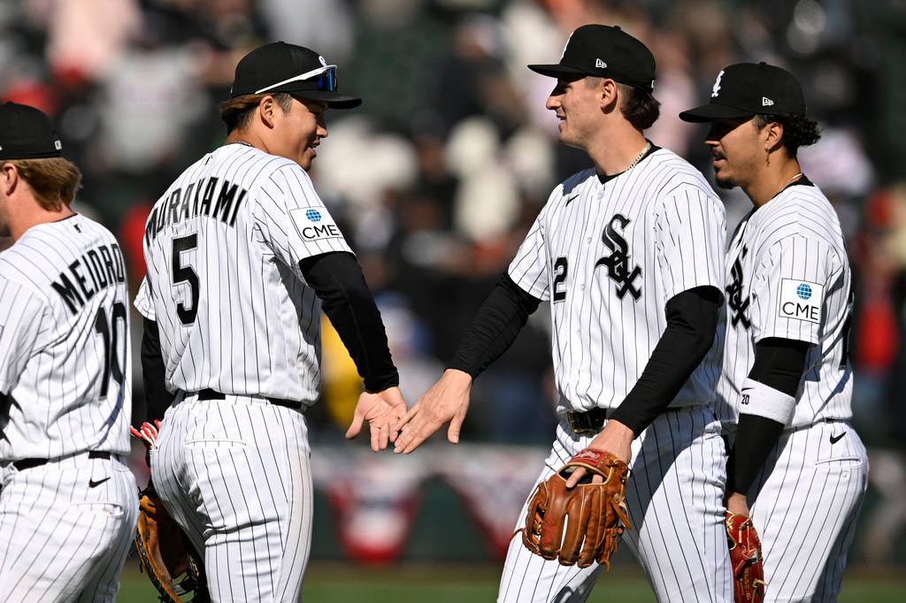Chicago White Sox's Munetaka Murakami (5) celebrates with teammate Colson Montgomery, center right, after defeating the Toronto Blue Jays in a baseball game in Chicago, Sunday, April 5, 2026. (AP Photo/Paul Beaty)
